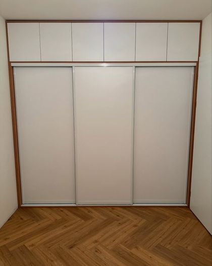 Realizace nábytku do nového domu v Pražských Štěrboholích. LED osvětlená šatní skříň